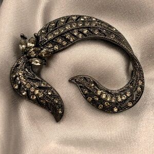 Vintage Unsigned Beauty Gunmetal & Smoky Crystal Leaf Brooch